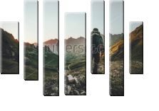 Модульная картина «Путешественник в горах любуется красивой панорамой»